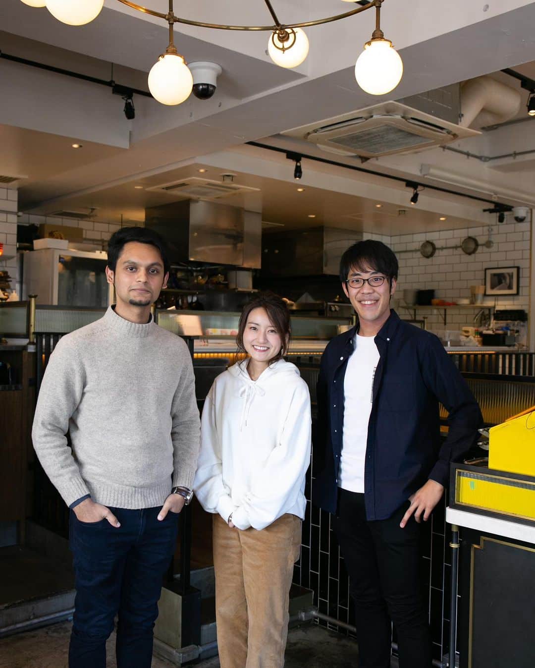 KITKAT Chocolatoryさんのインスタグラム写真 - (KITKAT ChocolatoryInstagram)「「#キットずっと 良い未来って、どんな未来？」をテーマに始まった座談会。今回は新卒入社した外資系IT企業から独立し、自身のファッションブランド『COHINA』を展開する田中絢子さんと、彼女の元職場の同期であるアラン・マシューさん、江田翔太さんの3人が集まり、理想の2022年を思い描きます。 ﻿ ﻿ 江田「会社は巣であって、そこに従事する僕らは巣立つのが前提っていう考え方も社会に浸透していって欲しい」 ﻿ ﻿ 田中「そうすれば副業っていうカタチで新しいことに挑戦していく人が自然と増えると思う」 ﻿ ﻿ 江田「副業だって、解禁されたけどまだまだ制度上の話で、日本の当たり前になるにはもう少し時間がかかるかもしれない」 ﻿ ﻿ アラン「確固たる決意を持って何か始めるんじゃなくて、気になったらどんどん手を出ちゃえばいいのに。仕事じゃなくても、好きなことでもいいし」 ﻿ ﻿ 江田「したいことが分からないっていう人は、子供のころの夢とか、どんなものにワクワクしていたかを思い出すといいかも。じつは幼少期の憧れを頼りに、小型船舶の教習に通い始めたんだ（笑）」 ﻿ ﻿ アラン「スゴい。車の免許みたいにさらっと言うね（笑）」 ﻿ ﻿ 江田「これから先、日本の人口は減るし経済だって明るくなるかは分からない。そうなったときに重要になってくるのはGDPで測れない個人の幸福度だと思う。景気が悪くても、やりたいこと、したいことを見つけられている人はきっと幸せなんじゃないかな」 ﻿ ﻿ 未来について考えるってつまり、自分の将来のこと。誰もが自分の“やりたいこと”、“したいこと”に正直に応えられる世の中が楽しみです。 ﻿ ﻿ #キットずっと #2022 #良い未来 #キットカット」1月19日 22時04分 - kitkat_japan_official