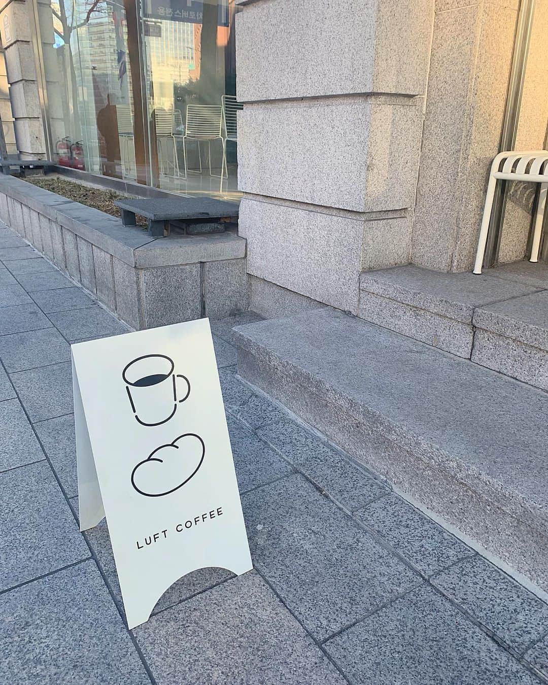 廣川奈々聖さんのインスタグラム写真 - (廣川奈々聖Instagram)「． 明洞にある #luftcoffee ☕💭﻿ 朝行ったら日当たりがよくて気持ちよかった〜🐶﻿ ﻿ ﻿ ︎︎︎︎☑︎レインボーココア﻿ ︎︎︎︎☑︎バターキューブパン﻿ ﻿ を2人で頼みました！♡﻿ ﻿ ﻿ ﻿ #ななせのcafe巡り#韓国カフェ#ソウル旅行#明洞カフェ#おすすめカフェ#cafepic#パンカフェ#モーニングカフェ#luftcoffeemyeongdong#koreatrip#ごち」1月19日 22時05分 - nanaseven7_u_u