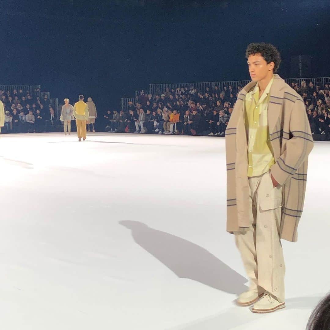 HOUYHNHNM／フイナムさんのインスタグラム写真 - (HOUYHNHNM／フイナムInstagram)「JACQUEMUSの2020AW。秋冬だけど夏を感じるような優雅でエレガントな佇まい。そのままバカンスに出掛けたくなるような。そんな爽やかなコレクションでした。  @jacquemus  @parisfashionweek  #jacquemus  #parisfashionweek2020aw #pfw」1月19日 22時13分 - houyhnhnm_official