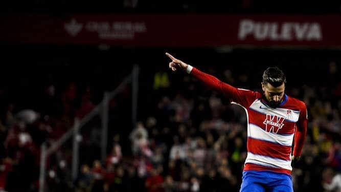 アルバロ・バディージョのインスタグラム：「Ilusión,ambición y fé. Vamos a por ello!!! #BarçaGranada #VamosGranada #Eternalucha 🔴⚪️」