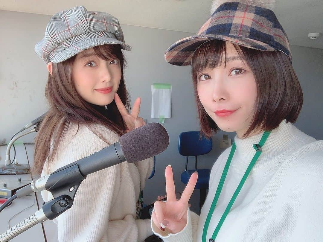 熊江琉唯さんのインスタグラム写真 - (熊江琉唯Instagram)「今日はさくまみおちゃんと中山競馬場に行ってきました💓 ．  初中山！！なんか駅から競馬場までの道がおしゃれだったり色んな名馬たちの写真がたくさん出てきてテンションMAXで入場して、しかもみおちゃんのお付き添いで放送席とパドック解説席の見学もさせていただけて本当に興奮が止まらず\ (//∇//)\楽しかったです☺️☺️☺️ （みお様ありがとう〜👩‍❤️‍👩） ．  メインレース　#京成杯　の馬券は当たりませんでしたが、来週の　#ajcc にはさくまみおちゃんが #日曜競馬ニッポン　にゲストで出演しますので、聴きながら馬券当てたいと思います💪💕💕💕 #中山競馬場　#競馬　#馬女　#UMAJO #競走馬　#サラブレッド　#美しい #競馬場　#楽しい　#馬主席　#でいつか観戦したい」1月19日 22時27分 - ruikumae