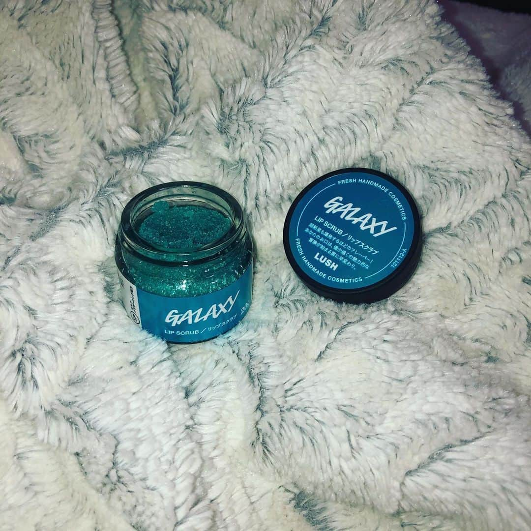 吉野マリアさんのインスタグラム写真 - (吉野マリアInstagram)「. LIP SCRUB 💙💫 . . #lipscrub #sugar #sugarscrub #galaxy #lush #リップスクラブ #シュガースクラブ #ラッシュ」1月19日 22時28分 - maria.919