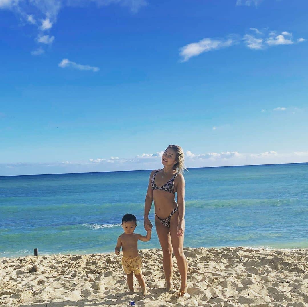 Nazukiのインスタグラム：「Hawaii Photo🏖🌺 Renとの思い出💕 レンとのハワイは4回目😭 子供にとってハワイの環境がほんと良くて、うちの子は乾燥肌で肌荒れがあるんだけど、ハワイに行くと治る✨✨ 日本で鼻水出ていたけど、ハワイに行くと治る✨✨ なによりも、伸び伸びと遊んでいるのがママは嬉しい💘  #hawaii #hawaiistagram #hawaiitrip #hawaiilife  #beach #ハワイ旅行　 #ハワイ　#子連れハワイ #男の子ママ　#シンママ」