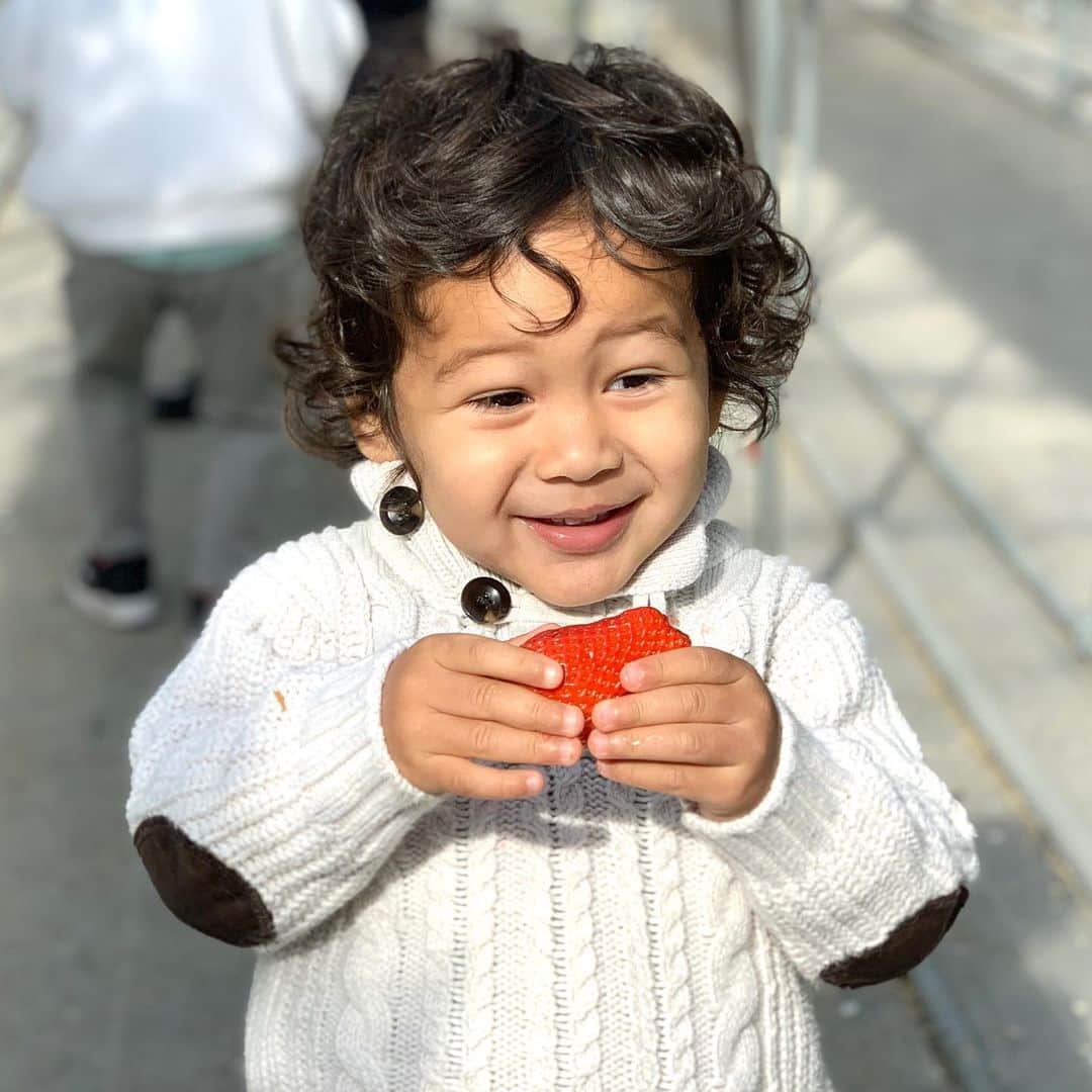 アレックス・ラミレスさんのインスタグラム写真 - (アレックス・ラミレスInstagram)「We had a wonderful time together today picking up strawberry 🍓 We Crushed then 😋」1月19日 22時37分 - ramichan3