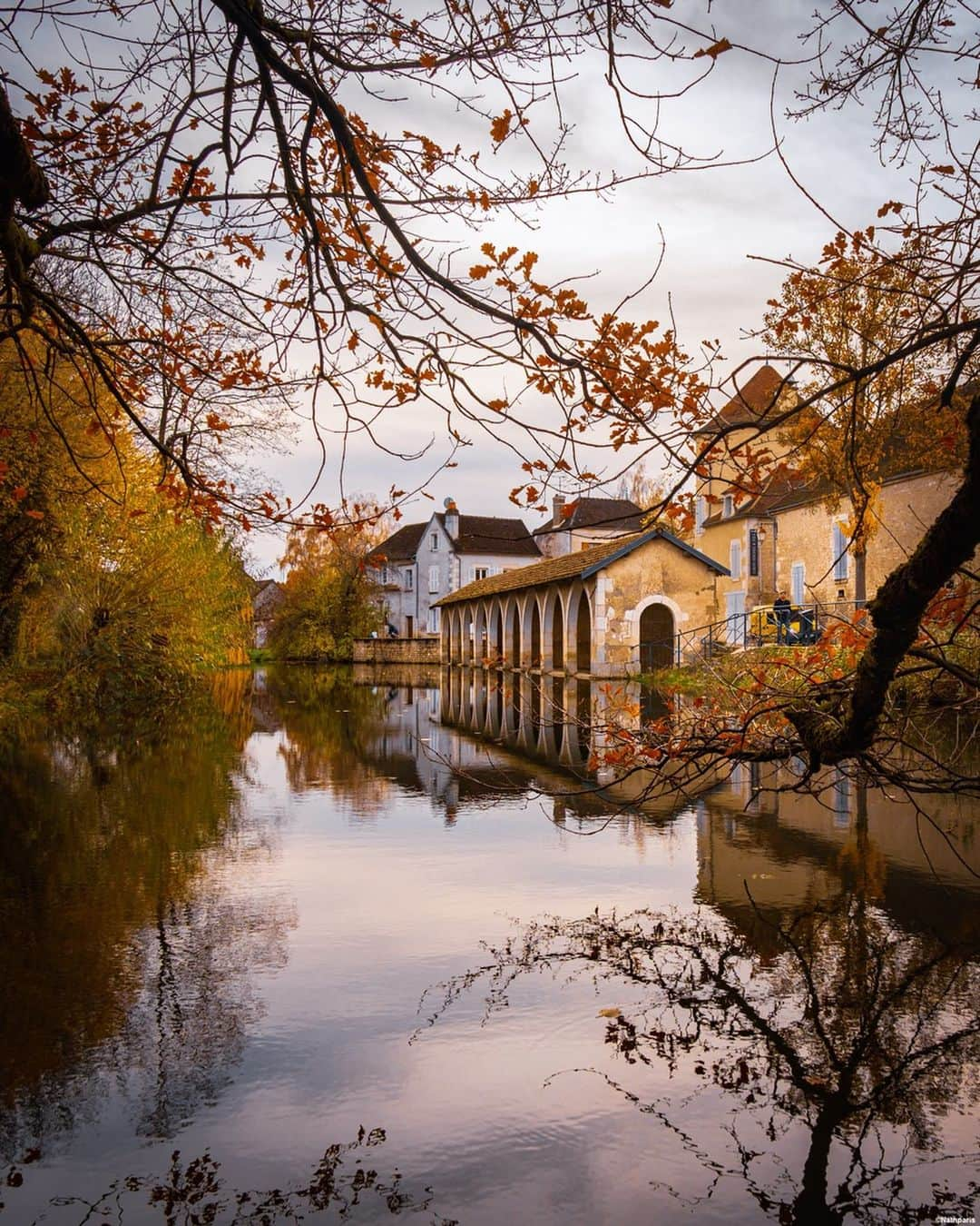 nathparisさんのインスタグラム写真 - (nathparisInstagram)「Fin novembre je me suis échappée de Paris pour prendre le grand air à la campagne en Bourgogne et découvrir les lumières et couleurs de l’automne, c’était si agréable de voir notre belle nature le temps d’un week-end et de respirer le bon air.  Connaissez-vous la région ? . . @toyotafrance #toyotafrance #toyota #Toyotachr (Ad)」1月19日 22時31分 - nathparis