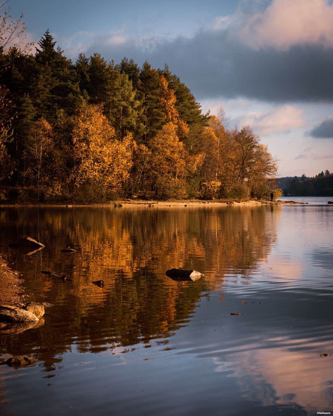 nathparisさんのインスタグラム写真 - (nathparisInstagram)「Fin novembre je me suis échappée de Paris pour prendre le grand air à la campagne en Bourgogne et découvrir les lumières et couleurs de l’automne, c’était si agréable de voir notre belle nature le temps d’un week-end et de respirer le bon air.  Connaissez-vous la région ? . . @toyotafrance #toyotafrance #toyota #Toyotachr (Ad)」1月19日 22時31分 - nathparis