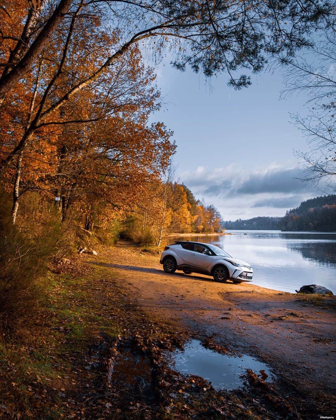 nathparisのインスタグラム：「Fin novembre je me suis échappée de Paris pour prendre le grand air à la campagne en Bourgogne et découvrir les lumières et couleurs de l’automne, c’était si agréable de voir notre belle nature le temps d’un week-end et de respirer le bon air.  Connaissez-vous la région ? . . @toyotafrance #toyotafrance #toyota #Toyotachr (Ad)」