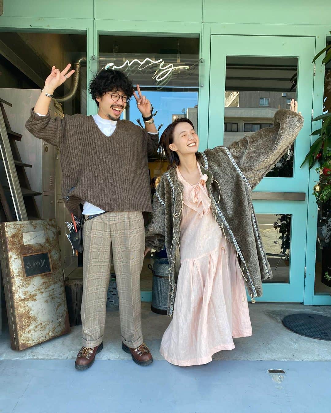 のインスタグラム：「だだだだだだだどあーいすき！ 7年ぶりだった！ 名古屋で学生時代ヘア撮影とかしてもらっていたコテツ(さん)笑 顔見るだけでなぜかニヤニヤしてしまう笑けてきちゃう人 7年たってもそのままだった 「さーきちゃーんありがとーねー」 てゆるゆるしゃべる でもなんかすごい人で かっこいいことできちゃって いつの間にか自分のお店ができてて 分からないが、お互い変わりながらも全く変わってなかったですね(コテツさんなおさんと同じ事言ってたな) あーあまた会いたいなー！ 面白かったなー！ 名古屋にいると、私ずっとこんなへにょへにょな顔してるわニヤニヤニヤニヤ❤️ #名古屋　#美容室」