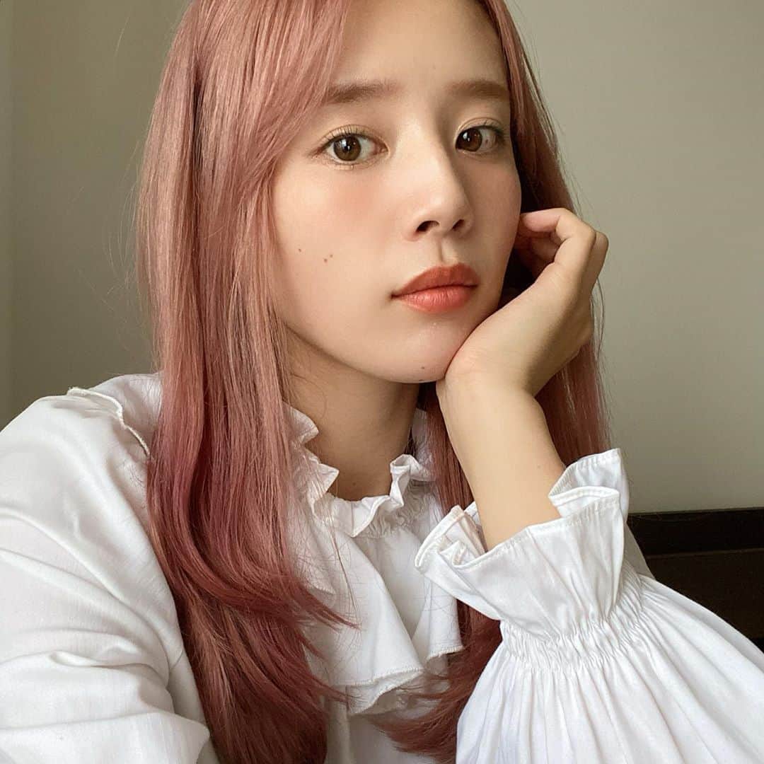 目見田早弥子のインスタグラム：「| 🍑 アイブロウにもpinkを入れたけどわかりづらい.. 髪のpinkが色落ちしてきて柔らかくなってきた𓈒𓂂」