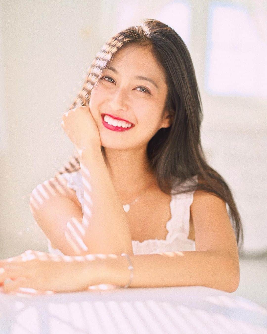 のインスタグラム：「💕 ~ 報告 ~ 💕 ・ ・ この度、MONA MODEL候補生として、第三次審査であるSHOWROOMのライブ配信のイベントに参加させて頂いております🥰 ・ ・ ♡ MONA７号モデルになれるようにガチイベ中です！！『人生一度きりです！だから今自分にできる挑戦を最大限度の事をやる！』それが私のモットーです✨そして、『少しでも多くの方に影響与えれる』そんな人間になりたいです！それをサポートしてくれる、更に人としても沢山成長させてくれる、その場所はMONAにしかないと思ってます😊  まだまだ未熟者でSHOWROOMの使い方も慣れていないですが、絶対に楽しい場にしていきますので気軽に観に来ていただければ、と思っております🥰自分らしく頑張りますので皆様の応援とサポートを宜しくお願い致します💓 ・ ・ SHOWROOMライブ配信期間は、1月19日 12:00~ 1月25日 ~23:59 までが審査対象となっております✨是非コメントも星も沢山お待ちしております🤗 ・ ・ SHOWROOMというアプリをインストールしてもらって、『 MONA MODEL候補生✨大浦ヒロミ❤︎』と検索して頂ければ出てきますのでそのルームをフォローしてもらうと、毎回配信する時間予定や通知が自動的に来ますので是非してみてください😊また私のインスタのページにURLを載せていきますのでそこから飛んで頂ければ簡単に見つかります💓」