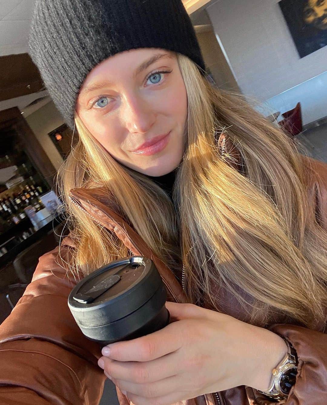 ケイト・ボックさんのインスタグラム写真 - (ケイト・ボックInstagram)「Drinking coffee...wondering if little V is having fun with her friends. ☕️☕️☕️」1月19日 22時47分 - katelove