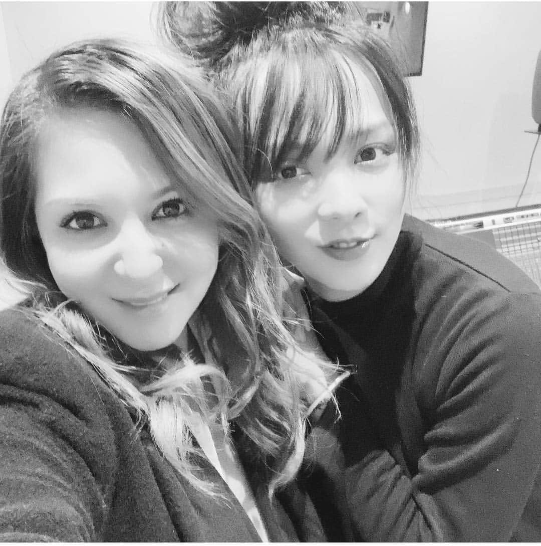 上木彩矢さんのインスタグラム写真 - (上木彩矢Instagram)「そして本当に本当に久々のジェニ❣️ 久しぶりに会ってもすぐに心が繋がる。  ジェニと一緒に作るのは楽しいし、やり甲斐がある。  ジェニがいるってことは… そう、全英語歌詞です。  情報が発表されるまでお楽しみに！  #ジェニファー #Jennifer #recording #レコーディング」1月19日 22時50分 - kamikiaya30