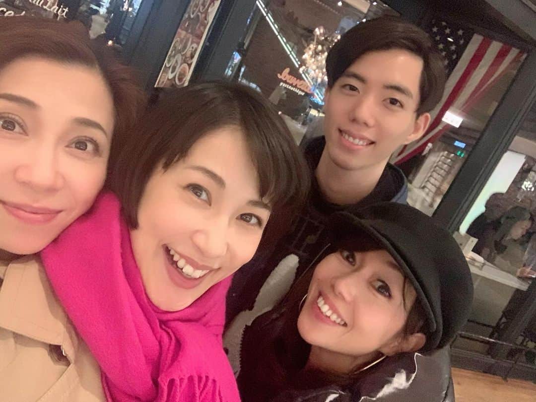 大月さゆのインスタグラム：「先日お茶したメンバー。  清水先輩 大森シスターズ 森三中。 なんのこっちゃでしょう（笑） ⭐️三浦君の音楽プロデュースチームの先輩である清水！ ⭐️ケンタウルスに宇宙人がやってくる劇的な場面。設定は大森のギャルたち（笑）＝大森シスターズ ⭐️新居に次々に現れるあの人たち。自らを森三中と命名。  #シャボン玉とんだ宇宙までとんだ  #あの人この人 #稽古場から試行錯誤してきた #寺尾 #売り売り新聞」