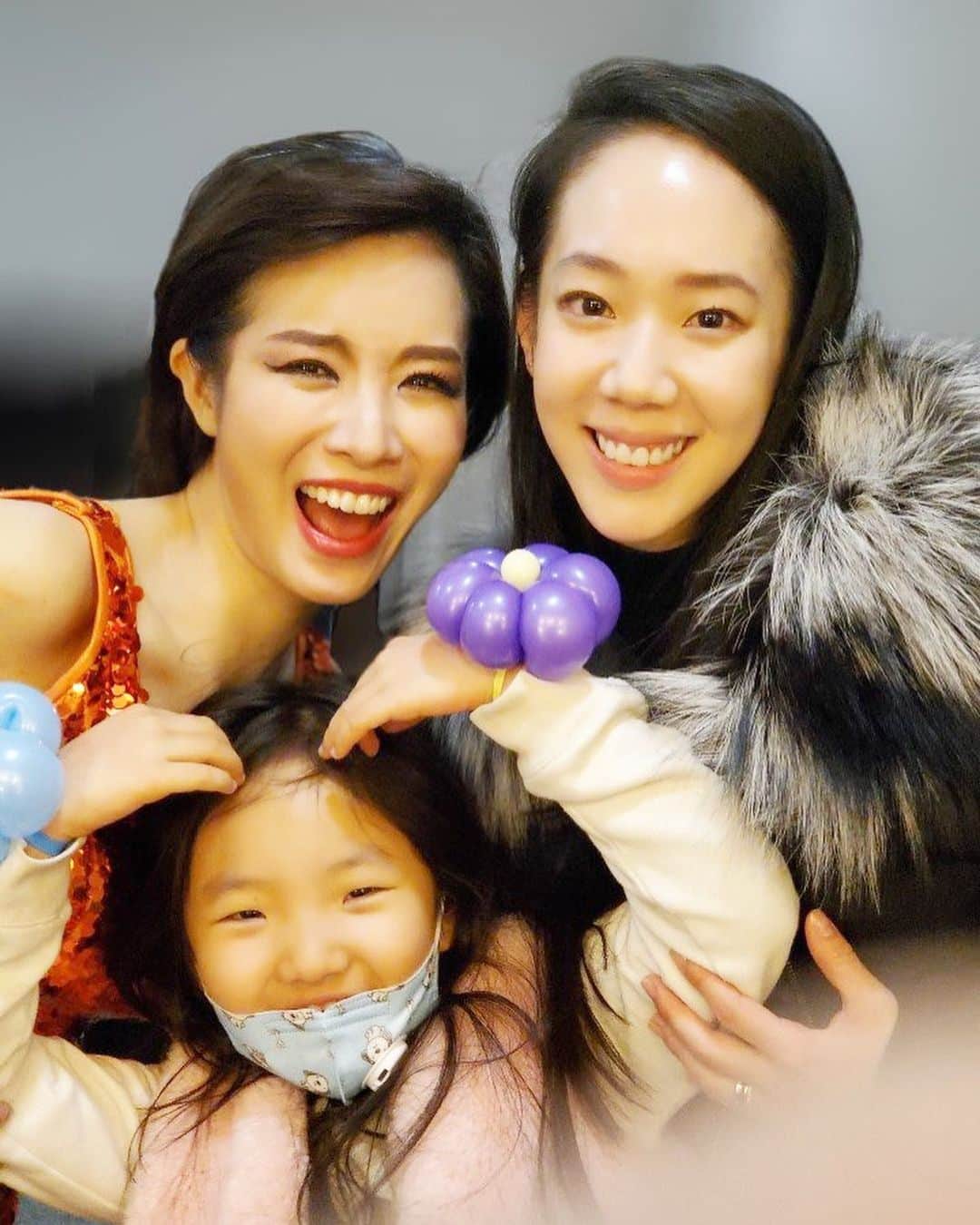 パク・キヨンのインスタグラム：「어제 공연에 찾아와준 지인분들 중에서 같은 예술계 종사자 분들과 함께💜 국립발레단 수석무용수 김리회❗️ 국립창극단을 이끌어가는 새로운 주역 유태평양❗️ 바로 전 공연에 와준 사랑하고 존경하는 하림오빠❗️ 는,,, 가발 쓰기 전 상태에 만난관계로 사진을 못올려서 아쉬움요,,,😂 국립달레단 수석무용수 앞에서 춤추고 국립창극단 유탱평양 앞에서 노래하고 연기하고,,,하림 오빠 앞에서 노래,,,하고,,,아우,,되다요🤪🤪🤪 어제 저녁 공연 와주신 관객 여러분 정말 감사합니다🥰💜🎆 와주셔서 감사했어요💜💜💜 2/23 까지 기영레이첼의 보디가드는 계속 됩니다! 퐈이야🔥🔥🔥 #박기영 pArkkiyoung #김리회발레리나 #유태평양 #고맙습니다💜💜 💜」