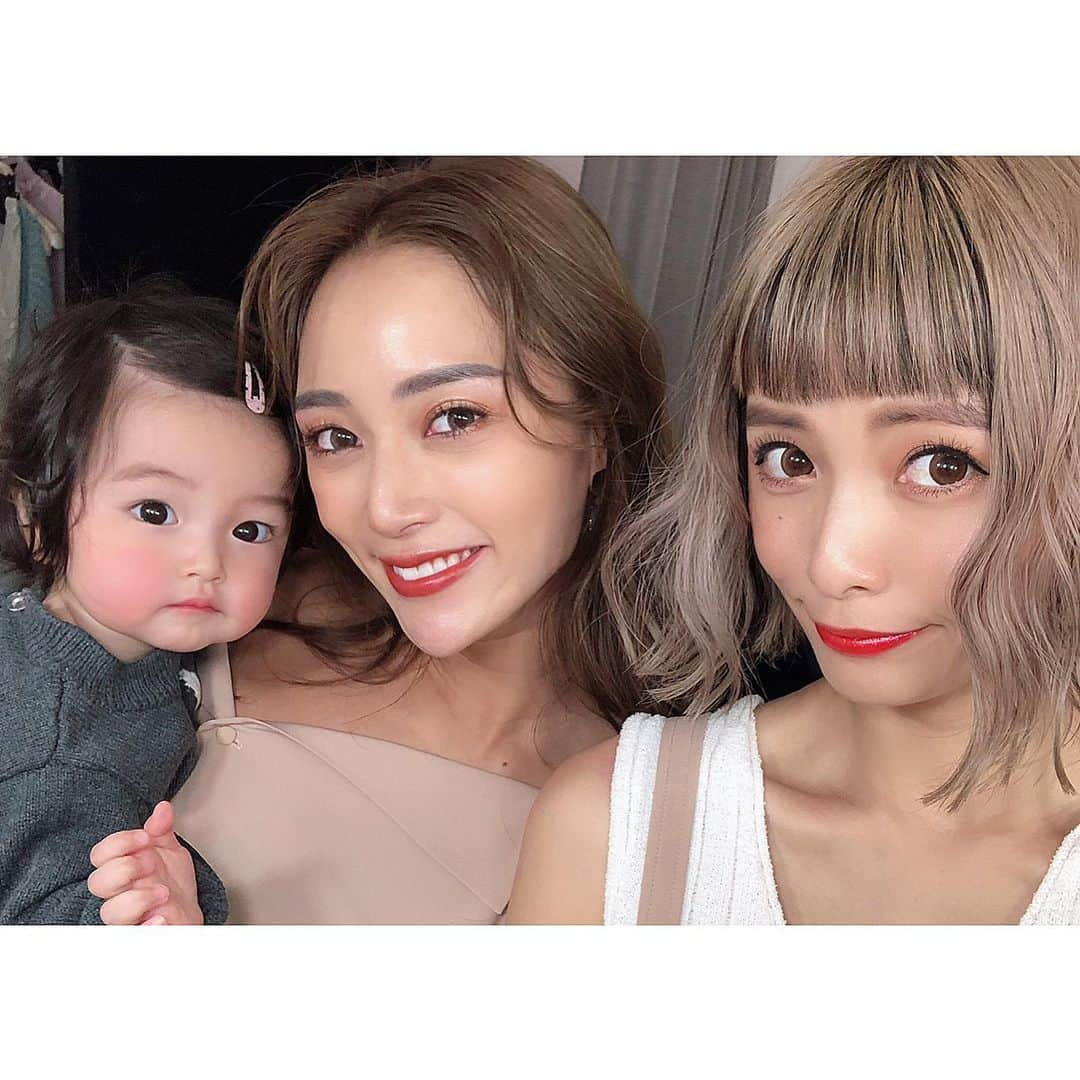 小泉梓さんのインスタグラム写真 - (小泉梓Instagram)「撮影では初めて一緒になったケイカちゃん。 本当に美しいカラダの持ち主、あたしはあのカラダになりたい。 まじでケイカちゃんの美へのストイックさは真似できない。 あたしも鍛えたりしてみたい。え。うん。  そして @visseca_jp の撮影は毎度すごく笑わせてもらえる。 とくに三枚目の方々に。笑  子連れでも温かく受け入れてもらえては本当に有り難いです。  そしていつも美味しいご飯ありがとうございます。  今年の仕事はじめは大好きなスタッフさん達との撮影で幸先よし。  #撮影　#visseca  #コスメ　#カラコン　#メイク　#makeup  #hairmake  #beauty  #化粧品　#ビューティ　#モデル #働くママ  #ママのお仕事　#ママライフ　#mywork」1月19日 22時55分 - azusan111