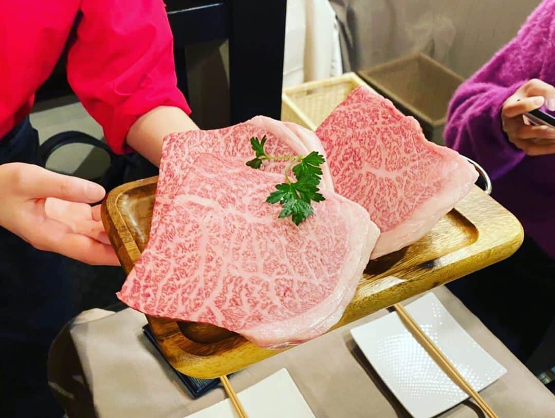 立田恭三のインスタグラム：「肉にかぎる！  高校サッカーが終了し、 そのお疲れ様会を開催しました〜！ サッカーの話はもちろんのこと、人間の神秘の話まで、、 話はつきませんでした。  しかし、お肉美味しかったです！ 心斎橋 肉ya！ さんありがとうございます。  こんなに美味しいお肉は久々に食べたなぁ〜！」