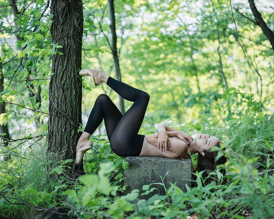 ballerina projectさんのインスタグラム写真 - (ballerina projectInstagram)「Mikaela Kelly in New York City. #ballerina - @mikaelakelly__ #inwoodhillpark #newyorkcity #ballerinaproject #ballerinaproject_ #ballet #dance #pointeshoes #hosiery  #mikaelakelly  The Ballerina Project book is now available. Go to @ballerinaprojectbook for info. #ballerinaprojectbook  Purchase one of the last remaining limited edition prints. Link is located in our Instagram profile.」1月19日 22時58分 - ballerinaproject_