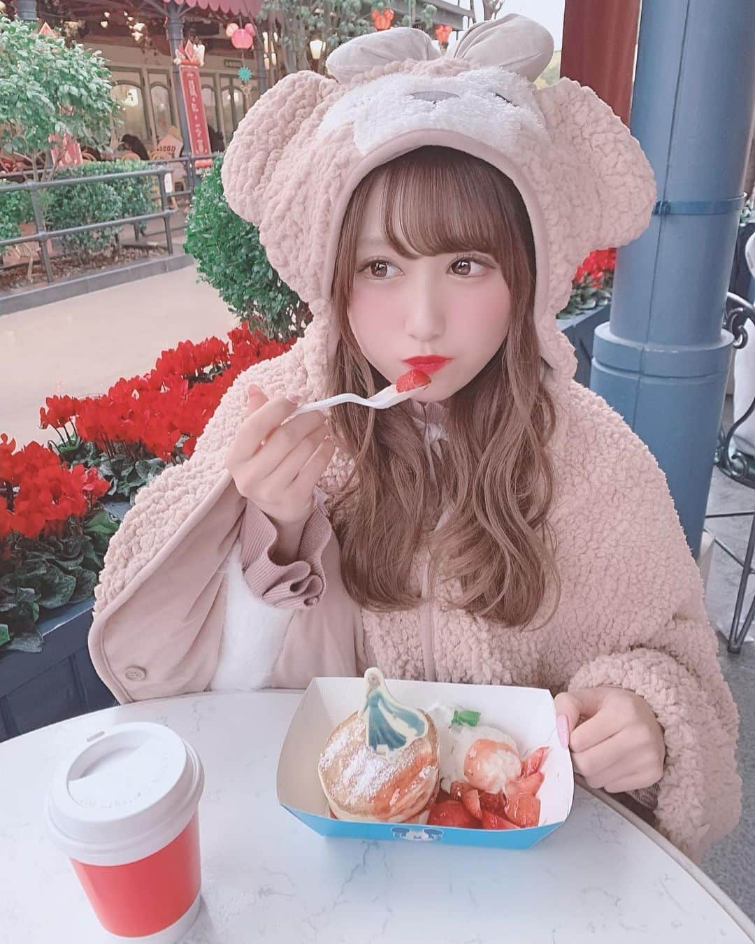 田口未彩さんのインスタグラム写真 - (田口未彩Instagram)「🎀 . . このアナ雪のパンケーキね ふわっふわでね、甘すぎなくてね 本当に美味しすぎたの これはエルサだけどアナもあった！ でもアナはチョコレート味だったから 甘いの苦手なみぃはエルサにしたよ♥ . . . #上海ディズニー　#上海ディズニーランド　#上海　#上海旅行　#上海観光　#ディズニーランド　#ディズニー  #disneyland #disney #ディズニーカチューシャ　#量産型女子　#量産型コーデ　#ウェーブヘア　#シェリーメイ　#ダッフィー」1月19日 22時58分 - miiro_taguchi