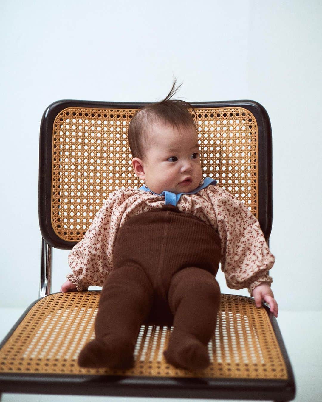 濱中鮎子のインスタグラム：「Photo by @kisema1  プロが撮ってくれたお嬢。 3枚目の不安一歩手前の顔が好きだ。🤣 母さんの仕事現場に来た(連れてこられた)、いい思い出。  #お嬢と黄瀬たん #お嬢とお仕事 #大人なら変態スタイル」