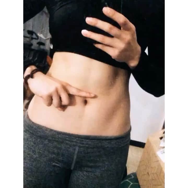 金城優華のインスタグラム：「おへその位置を﻿ すこーし上げるイメージ。﻿ ﻿ ﻿ この姿勢﻿ 自然とお尻もキュッと締めるので﻿ ウエスト﻿ お尻どちらにも効果的!!﻿ トレーニングというより﻿ 日常的に意識するだけで﻿ 変わるってくるよ。﻿ #お試しあれ﻿ ﻿ 出産したり﻿ 年齢を重ねたり﻿ 色々あって﻿ 骨盤底筋は衰えるんです…﻿ ﻿ 腹筋に筋を入れるにも効果的。﻿ 美しい姿勢を保つにも効果的。﻿ ﻿ 子宮脱や尿漏れ等の防止にも繋がるので﻿ 人生100年次代﻿ ピチピチギャルも﻿ 産後ママも﻿ 働き盛りも﻿ マダムも﻿ XX染色体をもつ皆さまにこそ﻿ ずーっと続けてほしい密かなトレーニング!!﻿ ・﻿ ・﻿ ・﻿ #金城優華﻿ #ママ の﻿ #日常﻿ #密かに﻿ #筋トレ  #myprotein  の箱写ってるし。笑」