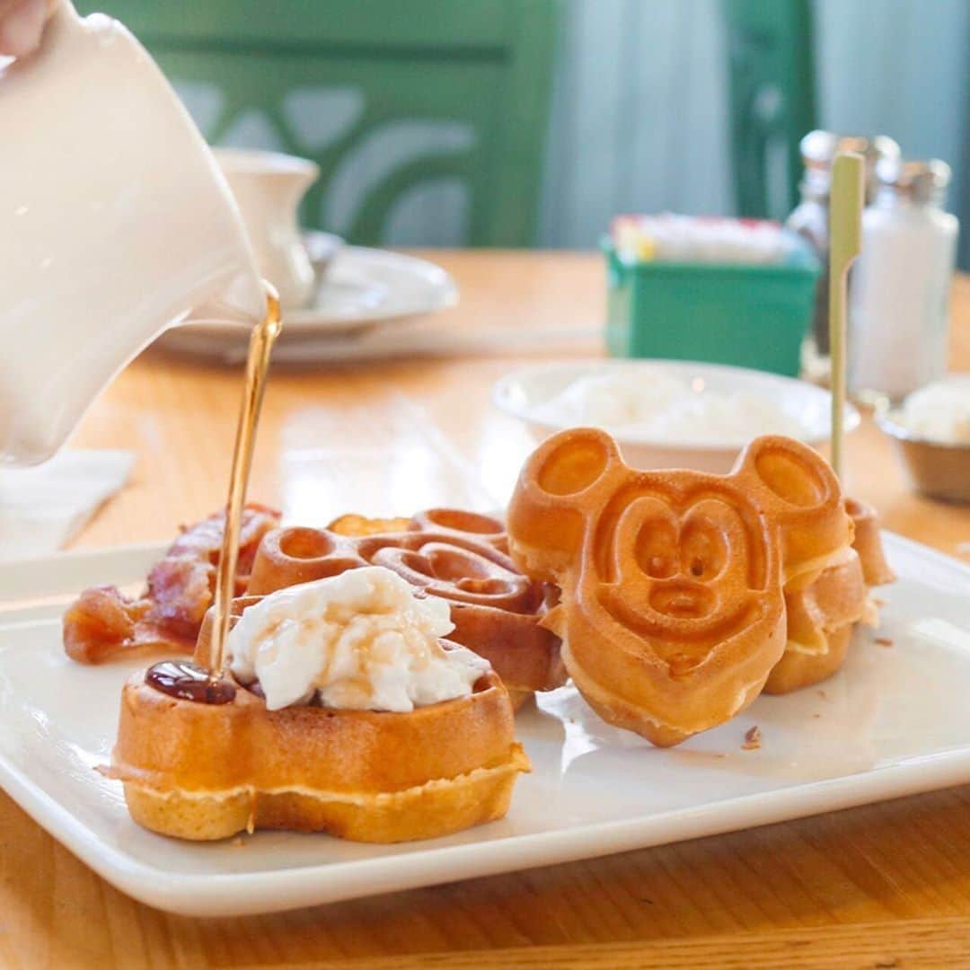 Walt Disney Worldのインスタグラム：「No Sunday morning is complete without Mickey Waffles. 😍🍴🌅 #DisneyResort #WaltDisneyWorld (📷: @fairytalefoodie)」