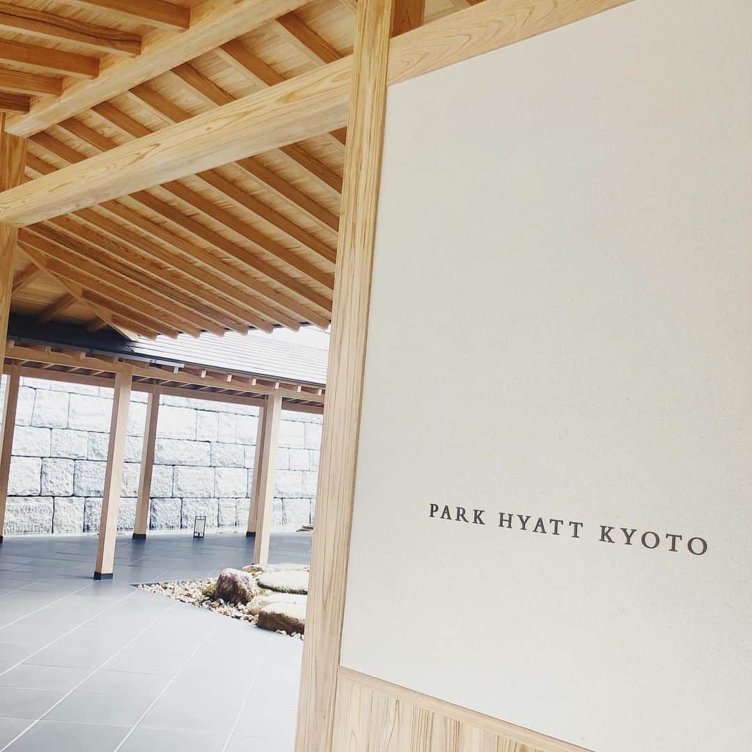 のインスタグラム：「Ｐａｒｋ Ｈｙａｔｔ Ｋｙｏｔｏ . 10月にオープンしたばかりで東山の中心に位置し八坂の塔、京都の街を一望でき、美しい景観を楽しみながら🦋  ゆったりと寛げました🍵  #parkhyatt #parkhyattkyoto #worldofhyatt #kyoto#kyotostay」