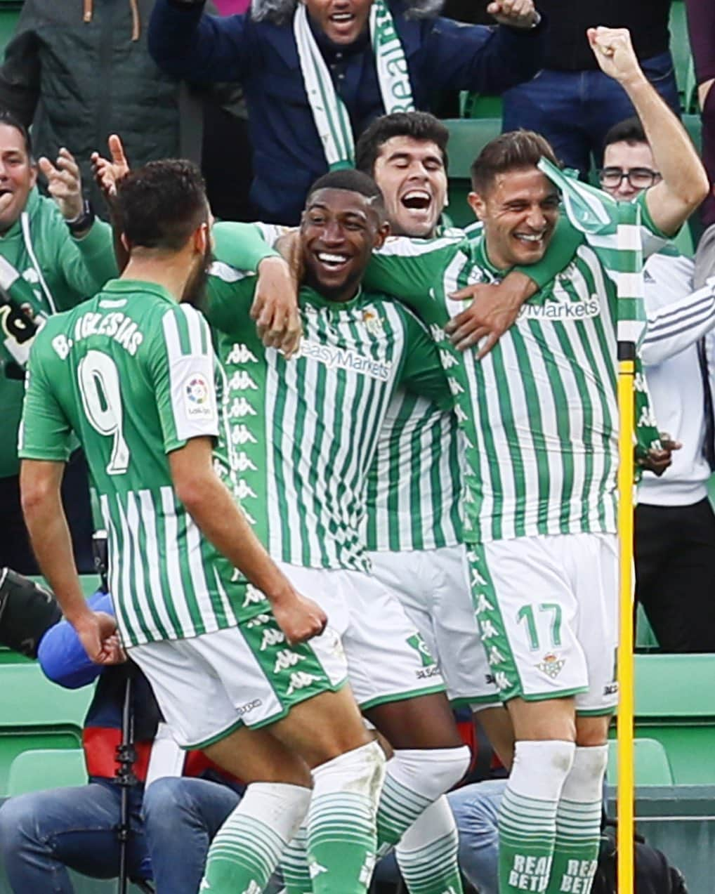 LFPさんのインスタグラム写真 - (LFPInstagram)「@realbetisbalompie's HAPPINESS! 😄💚 • ¡La FELICIDAD del #RealBetis! 😄💚 • #Joaquin #BorjaIglesias #RealBetisRealSociedad #LaLiga #LaLigaSantander」1月19日 23時11分 - laliga