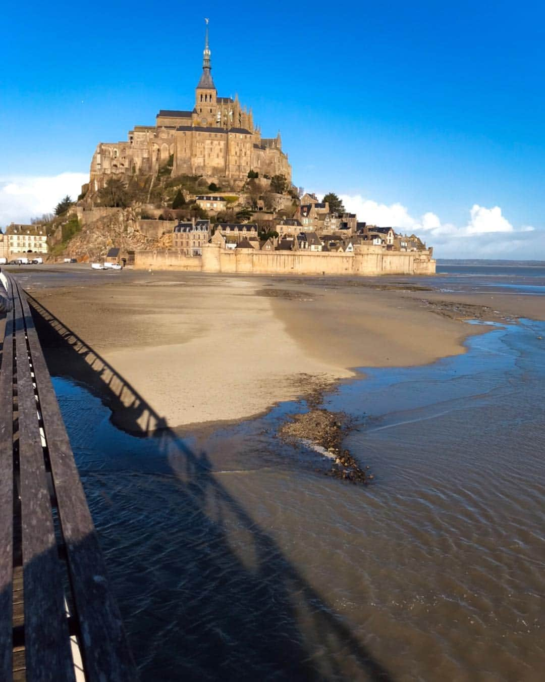 ウディ・ハレルソンのインスタグラム：「Welcoming the new decade with a trip to Mont Saint Michel with the family!」