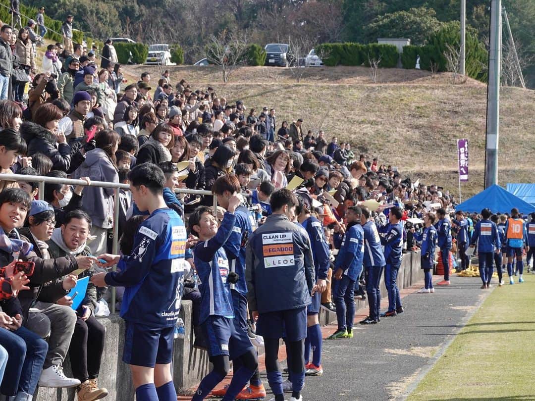 横浜FCさんのインスタグラム写真 - (横浜FCInstagram)「- 和歌山キャンプ5日目。 HAPPY BIRTH DAY KENSUKE!! 31歳です。 土曜日、日曜日は約400人のファンの方が練習見学に訪れてくれました。練習後は、全員でファンサービスを実施しました。 - #YOKOHAMAFC #横浜FC #HAMABLUE #HAMAPRIDE #jleague #HAPPYBIRTHDAY #佐藤謙介 @ks080119」1月19日 23時13分 - yokohamafc_official