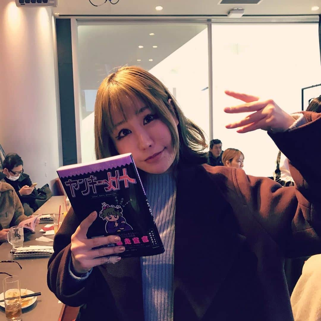 竹村真奈さんのインスタグラム写真 - (竹村真奈Instagram)「「書籍『ヤンキ―メイト』発売記念決起集会﻿﻿」イベントの休憩タイム😎当時バリバリ暴走族だった方（現役？）も何人かいらしてくださっていてシビれた〜🤣💜 YouTubeチャンネル作ってほしいという声も。どうですか、比嘉さん！！ . ﻿#ヤンキーメイト #ヤンキー #レディース #暴走族 #ティーンズロード #紫優嬢 #北関東硬派連盟貴族院女族 #美炎乱 #女暴走族」1月19日 23時17分 - takemana