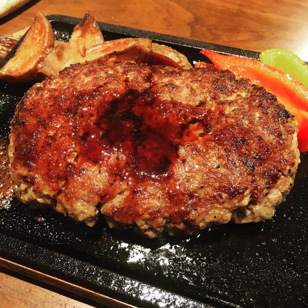夜咲ライトさんのインスタグラム写真 - (夜咲ライトInstagram)「ハンバーグってハズレないよね。 300頼んだら、多すぎた。  #味覚が子供 #飯テロ」1月19日 23時28分 - yazastagram
