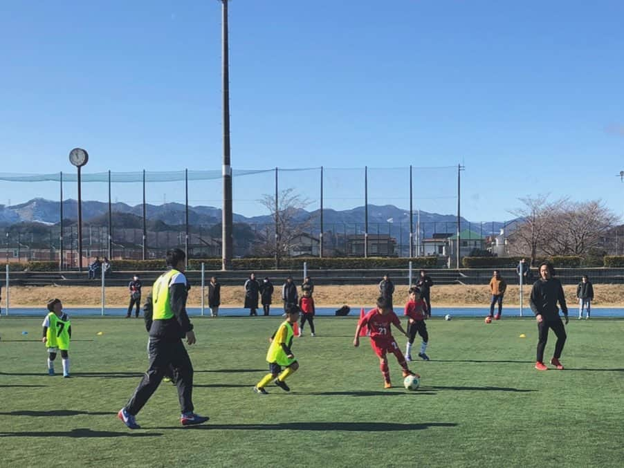 石川直宏さんのインスタグラム写真 - (石川直宏Instagram)「快晴の空の下、本日は亜細亜大学で行うスポーツ教室・サッカーの講師として、小学校1年生から6年生を指導！ サッカーを始めたばかりの子どもから技術のしっかりした子どもまで100人以上が参加してくれました🤝  今日のテーマは「チャレンジ」 どんなレベルであってもチャレンジは共通のキーワード。それはメニューの中のW-UPからGameまで変わらない。最初から最後までチャレンジし続けてくれた子どもたちの姿勢があって嬉しかったです✨  サッカー以外にも陸上ではシドニーオリンピック400mにも出場した山村貴彦さんが講師として、野球やテニスでは亜細亜大学の選手たちが子どもたちにそれぞれ指導を行いました。  子どもたちが様々なスポーツ・競技をチャレンジすること、そして学生である選手たちが子どもたちを指導する立場で接して感じた事が、これからの競技・学生生活に必ず活きてくると思います。  サッカー部のスタッフ・選手たちも約40名程サポートしてくれました！ 終了後には皆真っ直ぐな姿勢や熱心な質問に対して俺も想いを伝えさせていただきました！ お互いまた成長した姿で会おう🤝  関係者の皆さん、亜細亜大学のみなさん、貴重な機会をありがとうございました✨ . #亜細亜大学 #スポーツ教室 #日の出町 #陸上 #山村貴彦 さん #サッカー #亜細亜大学サッカー部 #石川直宏  #JSP」1月19日 23時24分 - sgss.18