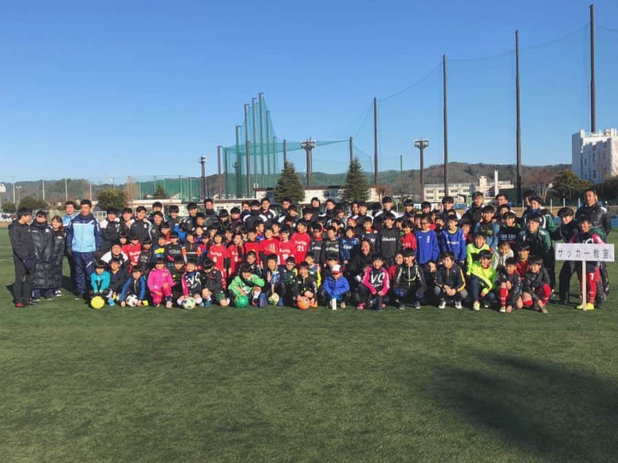 石川直宏さんのインスタグラム写真 - (石川直宏Instagram)「快晴の空の下、本日は亜細亜大学で行うスポーツ教室・サッカーの講師として、小学校1年生から6年生を指導！ サッカーを始めたばかりの子どもから技術のしっかりした子どもまで100人以上が参加してくれました🤝  今日のテーマは「チャレンジ」 どんなレベルであってもチャレンジは共通のキーワード。それはメニューの中のW-UPからGameまで変わらない。最初から最後までチャレンジし続けてくれた子どもたちの姿勢があって嬉しかったです✨  サッカー以外にも陸上ではシドニーオリンピック400mにも出場した山村貴彦さんが講師として、野球やテニスでは亜細亜大学の選手たちが子どもたちにそれぞれ指導を行いました。  子どもたちが様々なスポーツ・競技をチャレンジすること、そして学生である選手たちが子どもたちを指導する立場で接して感じた事が、これからの競技・学生生活に必ず活きてくると思います。  サッカー部のスタッフ・選手たちも約40名程サポートしてくれました！ 終了後には皆真っ直ぐな姿勢や熱心な質問に対して俺も想いを伝えさせていただきました！ お互いまた成長した姿で会おう🤝  関係者の皆さん、亜細亜大学のみなさん、貴重な機会をありがとうございました✨ . #亜細亜大学 #スポーツ教室 #日の出町 #陸上 #山村貴彦 さん #サッカー #亜細亜大学サッカー部 #石川直宏  #JSP」1月19日 23時24分 - sgss.18