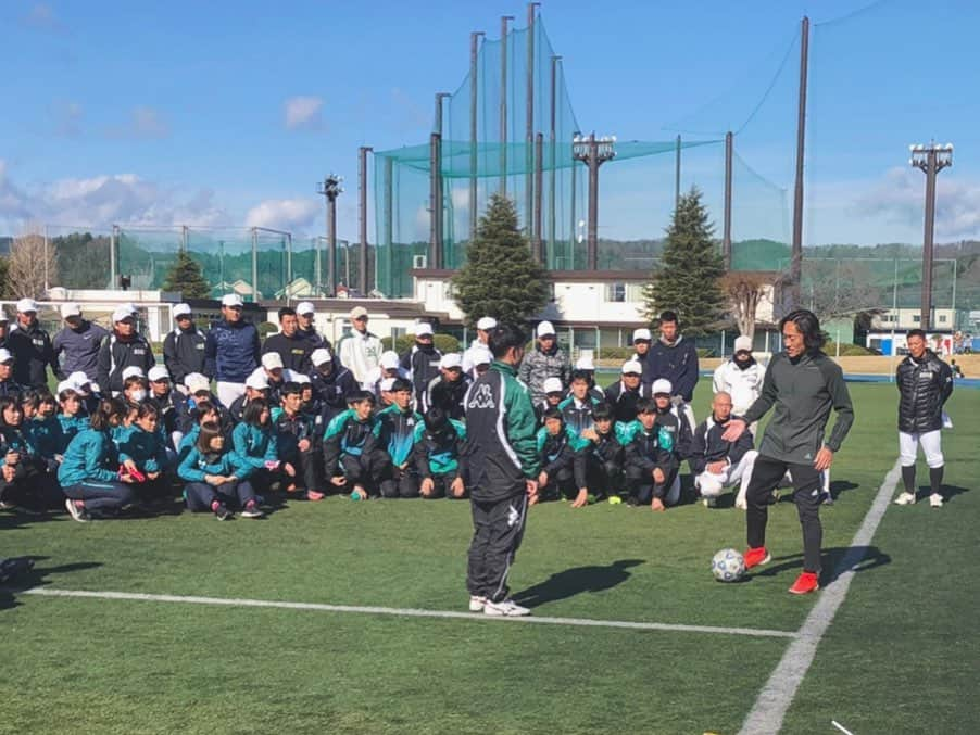 石川直宏さんのインスタグラム写真 - (石川直宏Instagram)「快晴の空の下、本日は亜細亜大学で行うスポーツ教室・サッカーの講師として、小学校1年生から6年生を指導！ サッカーを始めたばかりの子どもから技術のしっかりした子どもまで100人以上が参加してくれました🤝  今日のテーマは「チャレンジ」 どんなレベルであってもチャレンジは共通のキーワード。それはメニューの中のW-UPからGameまで変わらない。最初から最後までチャレンジし続けてくれた子どもたちの姿勢があって嬉しかったです✨  サッカー以外にも陸上ではシドニーオリンピック400mにも出場した山村貴彦さんが講師として、野球やテニスでは亜細亜大学の選手たちが子どもたちにそれぞれ指導を行いました。  子どもたちが様々なスポーツ・競技をチャレンジすること、そして学生である選手たちが子どもたちを指導する立場で接して感じた事が、これからの競技・学生生活に必ず活きてくると思います。  サッカー部のスタッフ・選手たちも約40名程サポートしてくれました！ 終了後には皆真っ直ぐな姿勢や熱心な質問に対して俺も想いを伝えさせていただきました！ お互いまた成長した姿で会おう🤝  関係者の皆さん、亜細亜大学のみなさん、貴重な機会をありがとうございました✨ . #亜細亜大学 #スポーツ教室 #日の出町 #陸上 #山村貴彦 さん #サッカー #亜細亜大学サッカー部 #石川直宏  #JSP」1月19日 23時24分 - sgss.18