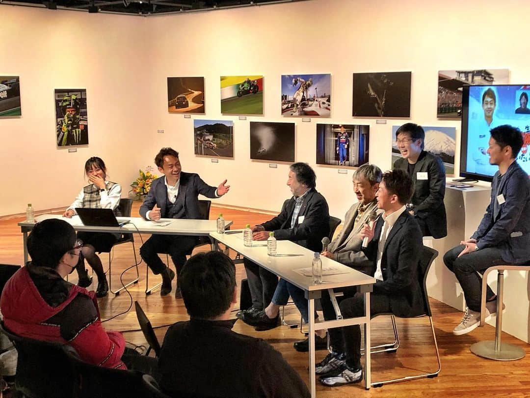 脇阪寿一さんのインスタグラム写真 - (脇阪寿一Instagram)「「日本レース写真家協会 報道写真展 COMPETITION」× ニコ生「寿一のスーパー言いたい放題！」 普段我々レーシングドライバーを撮影頂いているプロカメラマンの皆様に感謝の気持ちを込めて、今回の言いたい放題は、六本木AXISビルで開催中、日本レース写真家協会報道写真展「COMPETITION」の会場からMC笠原美香ちゃんとゲストをお迎えしお届けさせて頂きました。  小林会長、大西カメラマンと服部尚貴選手の関係、田村カメラマンと平手晃平選手の関係、三橋カメラマンと僕との関係を掘り下げながら楽しい放送となりました。  ご視聴頂きました皆様、ご来場頂きました皆様、出演者の皆様、お手伝い頂きましたJRPA会員の皆様、番組制作スタッフの皆さん、ありがとうございました。  写真展は… 【東京会場】 AXISギャラリー 東京都港区六本木5-17-1 アクシスビル4F 2020年1月15日（水）～26日（日） 11:00～20:00 ＊15日（水）、17日（金）は11:00～18:00 【名古屋会場】 アーツギャラリー名古屋 愛知県名古屋市中区栄4-16-23 名古屋ビジュアルアーツ1号館1F 2020年3月11日（水）～22日（日） 平日　　10:00～18:00  日・祝　10:00～16:00 ＊13日（金）、14日（土）、21日（土）は休館となります。  #jrpa #日本レース写真家協会 #報道写真展 #写真展 #ニコ生 #寿一の言いたい放題 #寿一のスーパー言いたい放題」1月19日 23時26分 - juichiwakisaka