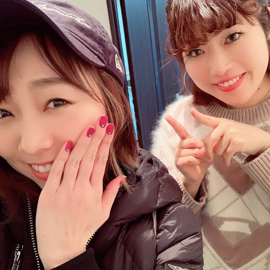 須田亜香里さんのインスタグラム写真 - (須田亜香里Instagram)「ネイル今週変えた❤️ シンプルだけどインパクトも欲しくて… 濃いめで紫がかったピンクだから甘すぎなくていいし… 左右で飾りも色を変えてもらって…いい感じ🥺 ゆかさんネイル大好き。(@yukamizz) #ニューネイル #シンプルネイル #シンプル派手ネイル」1月19日 23時30分 - akarisuda