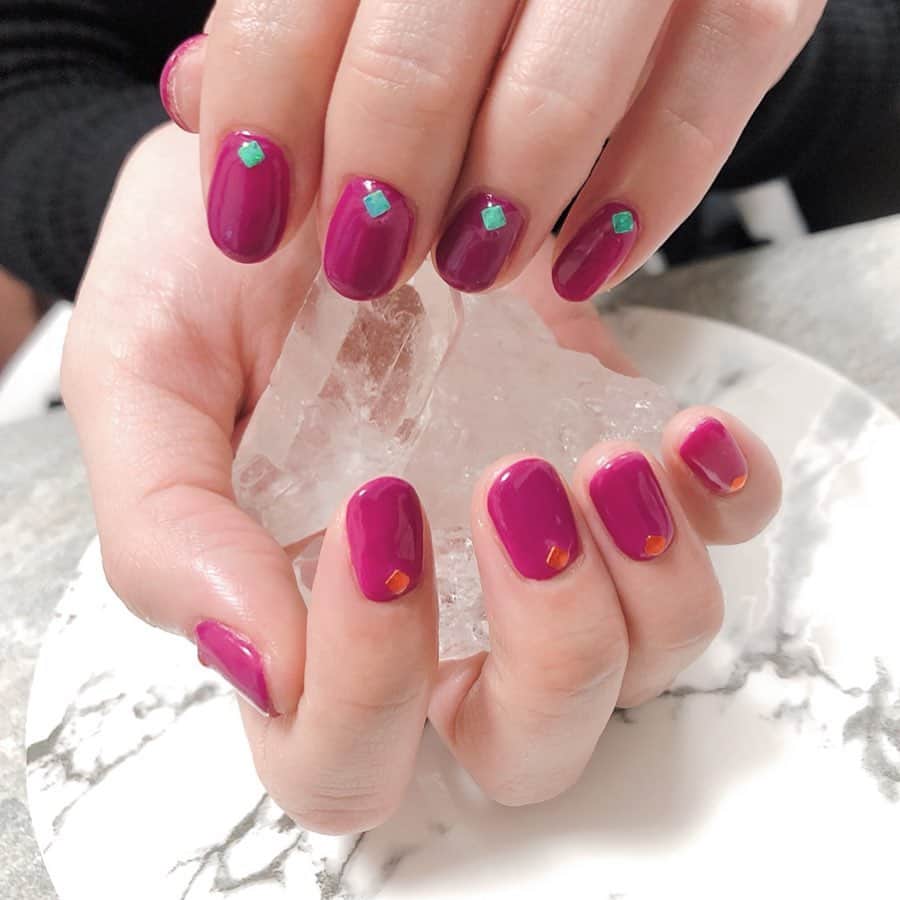 須田亜香里さんのインスタグラム写真 - (須田亜香里Instagram)「ネイル今週変えた❤️ シンプルだけどインパクトも欲しくて… 濃いめで紫がかったピンクだから甘すぎなくていいし… 左右で飾りも色を変えてもらって…いい感じ🥺 ゆかさんネイル大好き。(@yukamizz) #ニューネイル #シンプルネイル #シンプル派手ネイル」1月19日 23時30分 - akarisuda