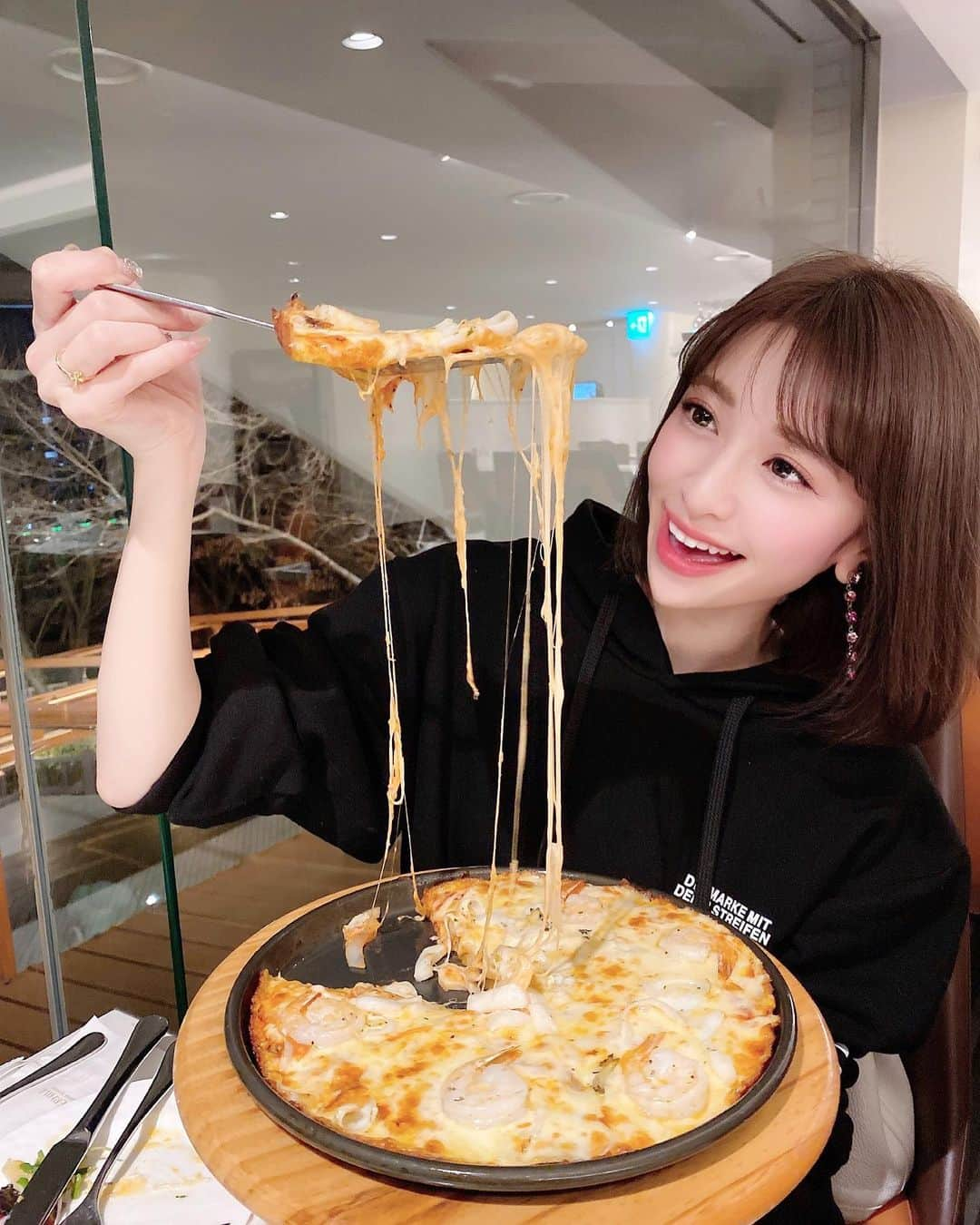 新部宏美さんのインスタグラム写真 - (新部宏美Instagram)「#pizzahill 🍕🐹❤️🧀🧡 チーズたっっぷりなピザ🤤 ウニのパスタも美味しかったなあ🍝 * 夜景が綺麗でフォトスポットがたくさんあるお店でした❣️ さすが韓国って感じ☺️ * * #피자#피자맛집#치즈#pizza#ピザ#🍕#チーズ#チーズ好き#ピザヒル#walkerhill#ウォーカーヒル#イタリアン」1月19日 23時31分 - piromin_1202