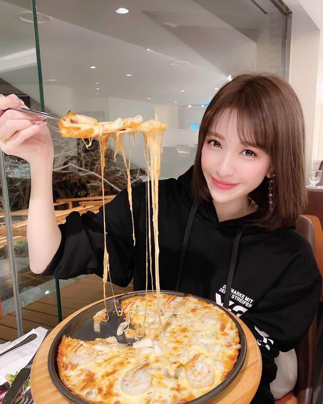 新部宏美さんのインスタグラム写真 - (新部宏美Instagram)「#pizzahill 🍕🐹❤️🧀🧡 チーズたっっぷりなピザ🤤 ウニのパスタも美味しかったなあ🍝 * 夜景が綺麗でフォトスポットがたくさんあるお店でした❣️ さすが韓国って感じ☺️ * * #피자#피자맛집#치즈#pizza#ピザ#🍕#チーズ#チーズ好き#ピザヒル#walkerhill#ウォーカーヒル#イタリアン」1月19日 23時31分 - piromin_1202