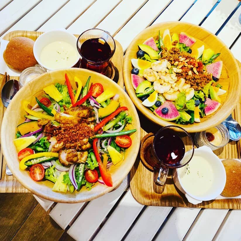 西川忠志さんのインスタグラム写真 - (西川忠志Instagram)「妻とデート😊  箕面にありますsylphy saladaさんへ サラダランチを食べに行きました😋  妻はシュリンプサラダ🍤🥗 僕はタンドリーチキンサラダ🍗🥗 家族皆大好きなお店です！ ヘルシー⭐️おいしいー😊  詳しくは、こちら私のInstagramの 2018年7月30日分に書いておりますので 宜しければそちらをご一読頂ければ幸いです。  感謝  #サラダ　#salade #sylphysalade #箕面　#箕面ランチ #箕面グルメ　#大阪ランチ　#大阪グルメ　#グルメ　#デート #妻　#シュリンプサラダ　#タンドリーチキンサラダ　 #ヘルシー　#美味しい　#おいしい　#サラダランチ　#家族　 #大好き　#ありがとうございます　#ありがとう　#吉本新喜劇 #西川忠志　#感謝」1月19日 23時35分 - nishikawa_tada