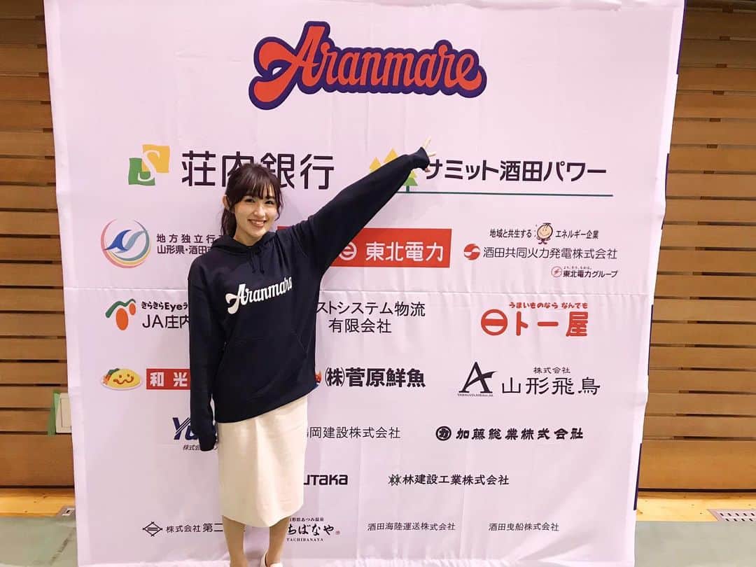 のインスタグラム：「祝♡アランマーレホーム二連勝🎉🎉 ⠀ #プレステージインターナショナルアランマーレ 天童大会のMCでした🎤 ⠀ 手に汗握るラリーにハラハラドキドキ、熱狂した二日間でした🥺バレーおもしろいです！ ⠀ コートサイドMCを一緒に務めている #イツッキー さんとふたりで撮った写真と、JAぎふリオレーナさんのバレーボール模様の飴🍬かわいくておいしいです♡ ⠀ #Vリーグ #Vleague #V2女子 #アランマーレ山形 #松浦彩」
