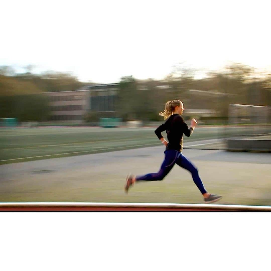 Paulien COUCKUYTのインスタグラム：「[Studeren & Topsport] Beiden een passie, waarbij ik mijn dromen nastreef. Op elk moment wil je je 100% inzetten voor deze passies, maar frustrerend genoeg is dit niet mogelijk 😅 Maar mij hoor je alleszins niet (hard) klagen: 2 prachtige kansen, weliswaar met verschillende perioden van prioriteit, die ik met hart en ziel tegemoet ga ! • Sport is meer dan wat je ziet, en Sportweekend brengt dit vanavond mooi in beeld ! 🙌🏻 @sporza.be • ~ Deze combinatie wordt mogelijk gemaakt door de vele steun om me heen ~ •  #samenwerkenaandromen #moeilijkgaatook #dankbaar #physiotherapy #athletics #roadto @sportvlaanderen」