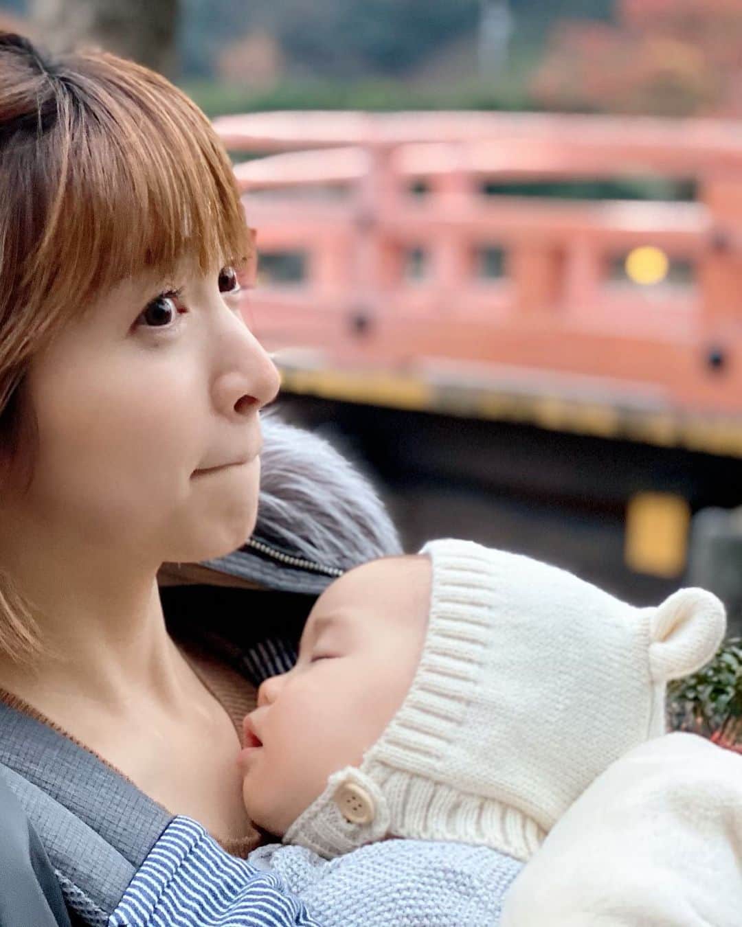 田中涼子のインスタグラム：「★記録★﻿ 1月15日　10ヶ月と2日で娘がはじめて立った〜🎶﻿ ﻿ 座っている私の肩におもちゃ持ちながらつかまり立ちしてて﻿ ﻿ そのおもちゃ渡してきて﻿ ﻿ ﻿ ﻿ ・・・・😳え？﻿ ﻿ ﻿ 立ってるよね。。？﻿ ﻿ ﻿ ・・・・🤭﻿ ﻿ ﻿ えーーーー！﻿ ﻿ ﻿ ﻿ という感じで突然で写真撮れなかったけど﻿ ﻿ ﻿ 毎日目まぐるしく﻿ いつ何があったかほとんど記録できてなくて、、﻿ これは忘れないように書いとこう🥰﻿ ﻿ 写真は全然なくって新年のお参りの✨⛩✨﻿ ﻿ #10ヶ月ベビー﻿ #女の子ママ﻿ #はじめて立った日」
