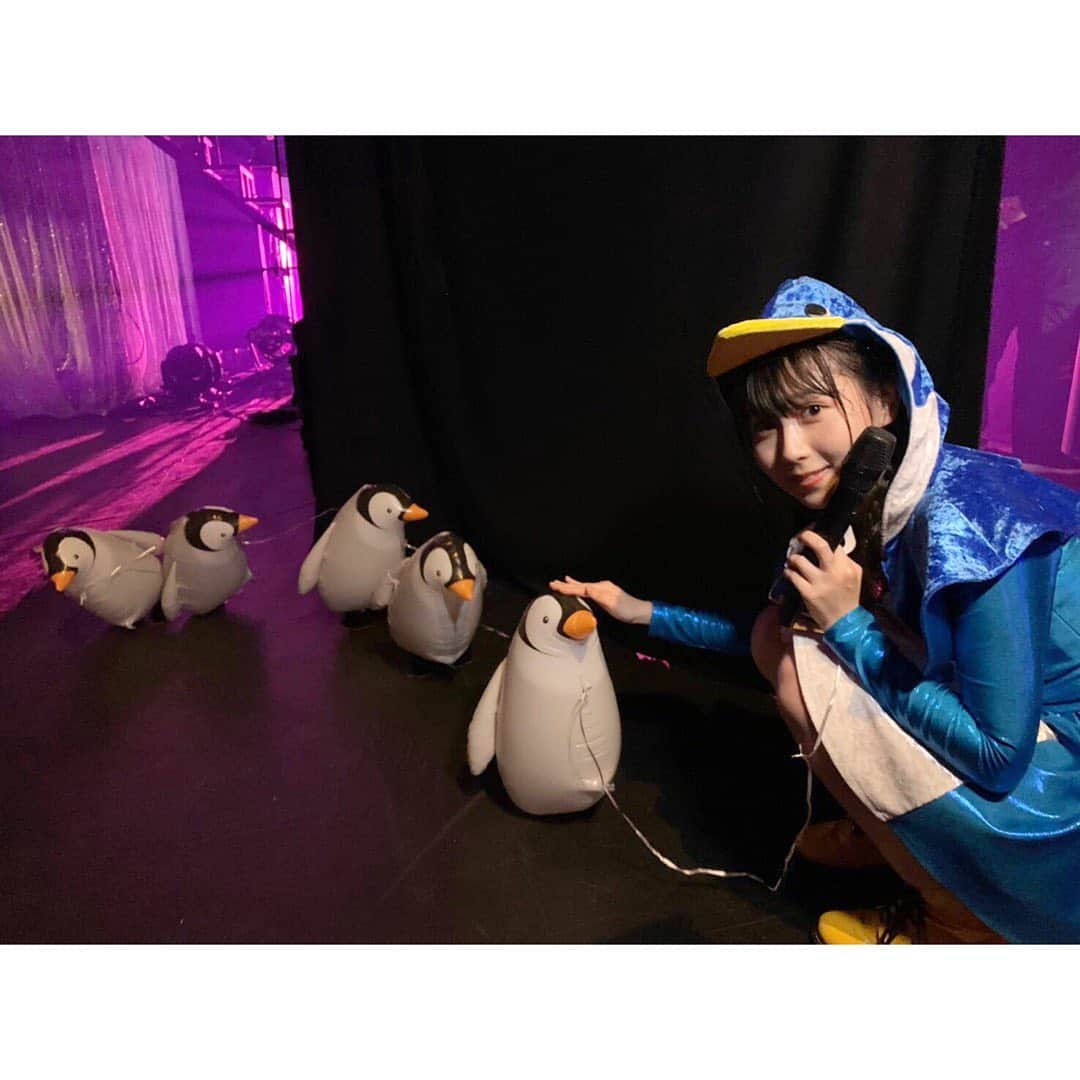 井上瑠夏のインスタグラム：「💙☺︎💙☺︎﻿ ﻿ ﻿ 今日は﻿ TDCホールでの﻿ SKE48選抜メンバーコンサートに出演させていただきました！﻿ ﻿ 心の底から楽しかったです✨! ありがとうございました😢💕﻿ ﻿ ﻿ ひとりひとりのソロステージでは﻿ 走れ！ペンギンを披露しました〜😊﻿ ﻿ ﻿ また写真のせますっ！ ﻿ ﻿ 舞台裏でスタンバイしてるときの写真🐧☺︎ ﻿ ﻿ #コンサート﻿ #ske48  #とても緊張したあ。。😖😢﻿ #感謝 ♡」