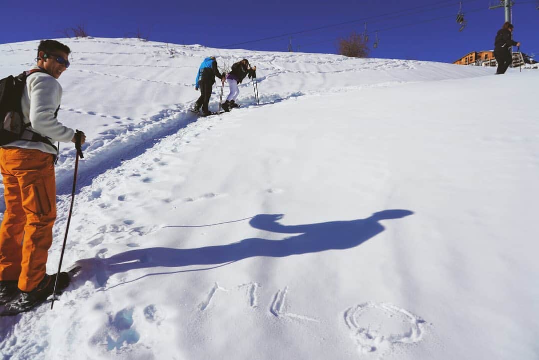 ソニア・スイさんのインスタグラム写真 - (ソニア・スイInstagram)「Snowshoeing day☀️❄️ 👣👣👣👣👣👣👣 在阿爾卑斯山裡活動的人好像都不太喝水。。。滑雪或健行這些動輒好幾個小時起跳的行程，頂多看到有人拿自釀酒出來暢飲😆  #法國 #阿爾卑斯山  #雪鞋健行 #snowshoeing #beautifulday #alps #alpsmountains  #clubmed #clubmedgrandmassif」1月19日 23時56分 - suitangtang