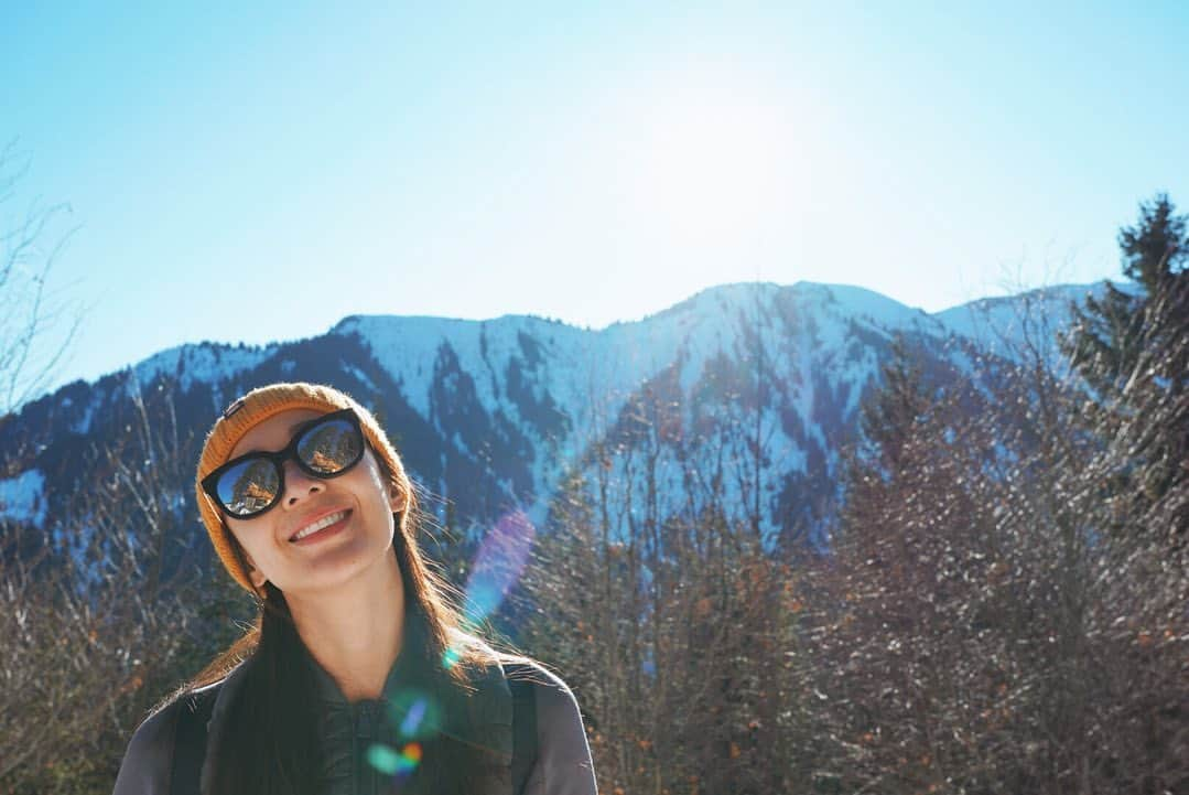 ソニア・スイのインスタグラム：「Snowshoeing day☀️❄️ 👣👣👣👣👣👣👣 在阿爾卑斯山裡活動的人好像都不太喝水。。。滑雪或健行這些動輒好幾個小時起跳的行程，頂多看到有人拿自釀酒出來暢飲😆  #法國 #阿爾卑斯山  #雪鞋健行 #snowshoeing #beautifulday #alps #alpsmountains  #clubmed #clubmedgrandmassif」