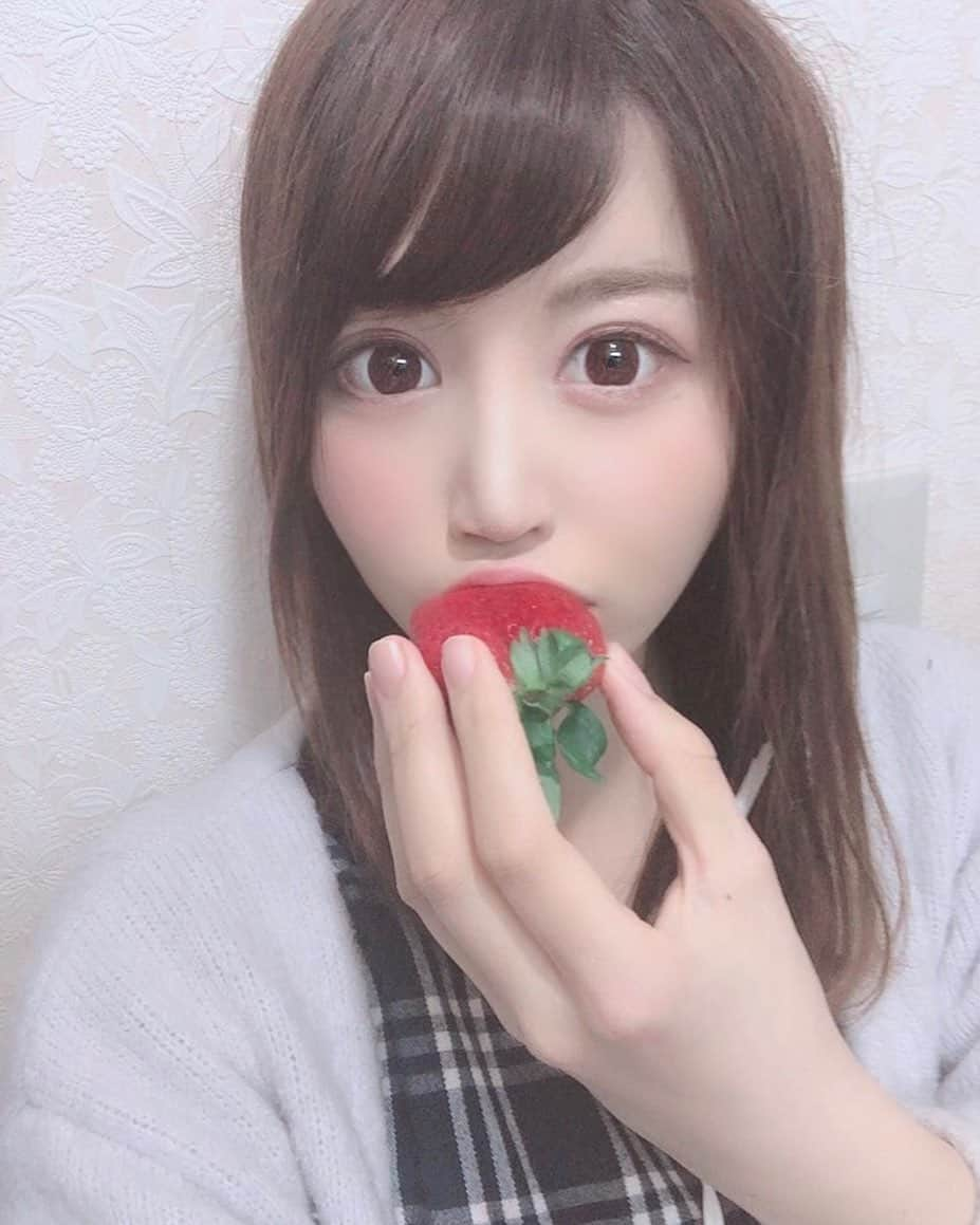 永原芽衣さんのインスタグラム写真 - (永原芽衣Instagram)「あまおう苺美味しい😆💖🍓🍓🍓 #あまおう苺　#あまおういちご　#いちご　#イチゴ  #selfie #follow #followme  #フォロワー募集中 #フォロワー増やしたい #フォローミー #粉我  #japanese #japanesegirl #팔로우 #팔로우환영 #팔로미 #팔로우미 #팔로우그램 #얼스타그램 #전신샷 #셀카　 #셀카그램 #自撮り #自撮り女子　#いちご好き　#チェックワンピース」1月19日 23時59分 - meinghr1008