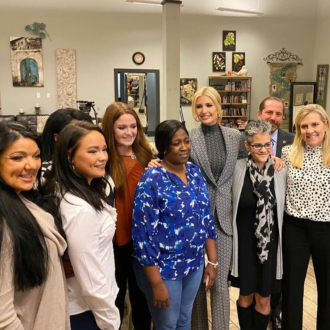 イヴァンカ・トランプさんのインスタグラム写真 - (イヴァンカ・トランプInstagram)「‪This week, I visited 2 safehavens for survivors of human trafficking in Atlanta, GA. I learned much from the brave survivors I met about the horrors of human trafficking and the journey to recovery.‬ ‪This month, I will host a Summit at the @WhiteHouse focused on ending this evil!‬」1月19日 23時59分 - ivankatrump