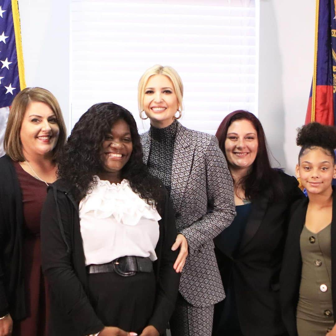 イヴァンカ・トランプさんのインスタグラム写真 - (イヴァンカ・トランプInstagram)「‪This week, I visited 2 safehavens for survivors of human trafficking in Atlanta, GA. I learned much from the brave survivors I met about the horrors of human trafficking and the journey to recovery.‬ ‪This month, I will host a Summit at the @WhiteHouse focused on ending this evil!‬」1月19日 23時59分 - ivankatrump