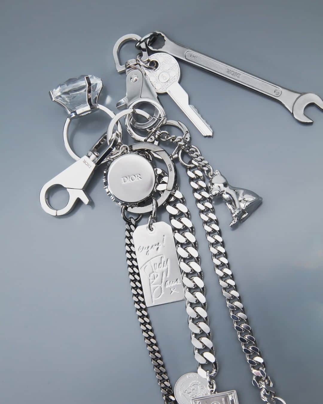 クリスチャンディオールさんのインスタグラム写真 - (クリスチャンディオールInstagram)「Paying tribute to Judy Blame, DIY jewelry played a key role in the #DiorWinter20 men's collection by @MrKimJones, from the Dior logo pierced with a safety pin - a nod to the late stylist's DIY-inspired style - to pins streaming with chains and trinkets designed by our Artistic Director of men's collections and men's Jewelry Designer, Yoon Ahn (@Yoon_Ambush). © @Jackie_Nickerson」1月20日 0時01分 - dior